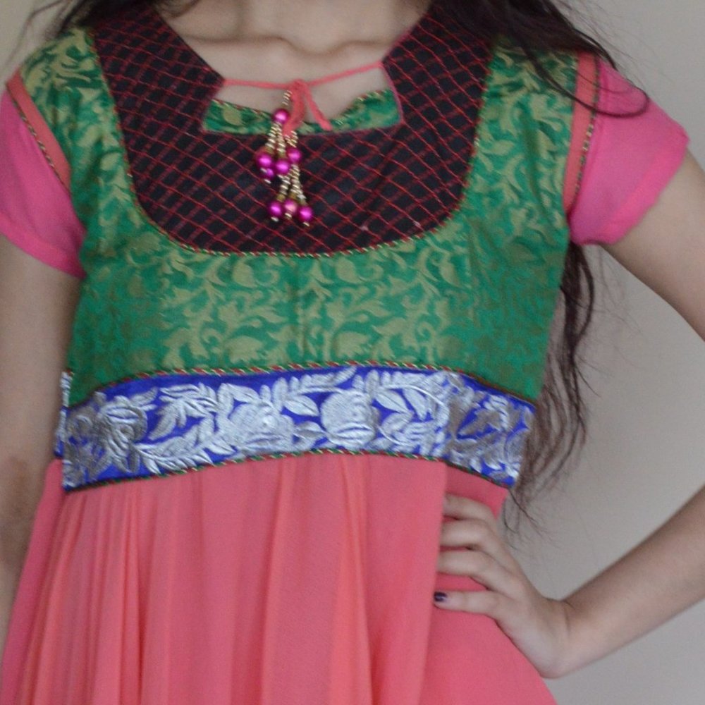 *** GIRLS PARTY WEAR KURTA TOP SIZE S - M NEW ***